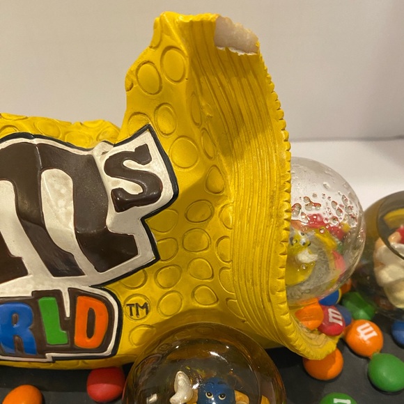 M&M's World Las Vegas NV Giant Yellow Candy Bag Spilled M&M's Water Globes 2006 - Picture 3 of 8